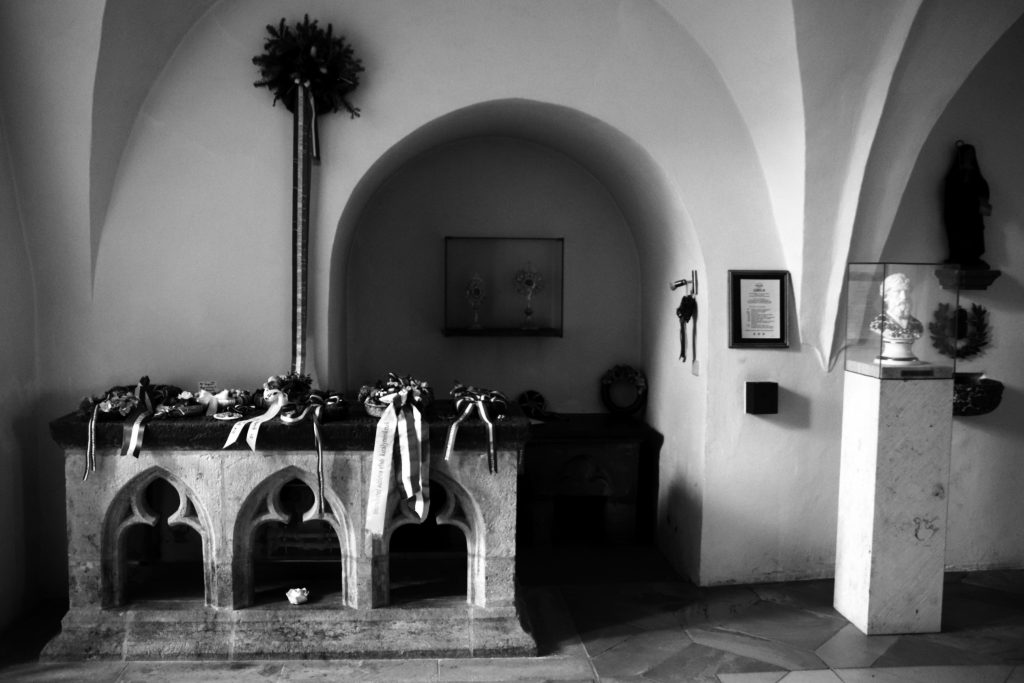 Passau, Grabstätte Giselas im Kloster Niedermünster und Büste des Heiligen Stephan