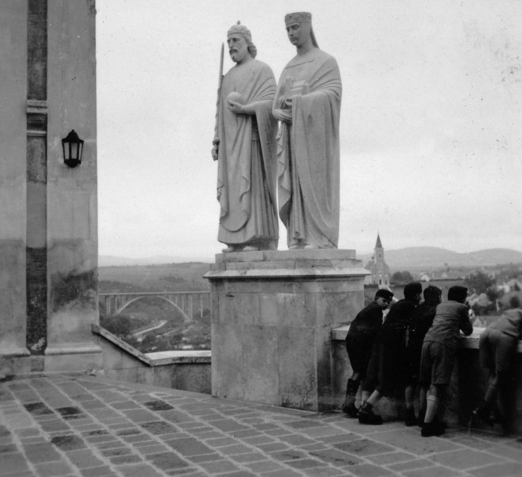 Die Statuen von Stephan und Gisela in Wesprim, ein Werk des Bildhauers József Ispánki, aufnahme aus dem Jahr 1940);