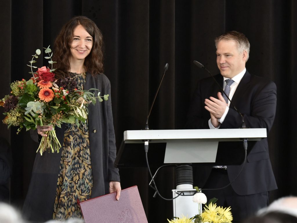 Iris Wolff mit Oberbürgermeister Christian Lösel während der Verleihung des Marieluise-Fleißer-Preises in Ingolstadt.