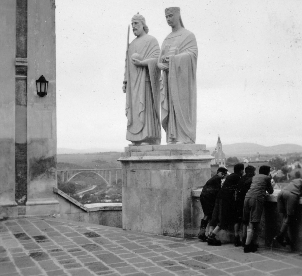 Die Statuen von Stephan und Gisela in Wesprim, ein Werk des Bildhauers József Ispánki, aufnahme aus dem Jahr 1940); Quelle: Fortepan / Gyöngyi