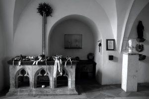 Passau, Grabstätte Giselas im Kloster Niedermünster und Büste des Heiligen Stephan; © Tobias Weger
