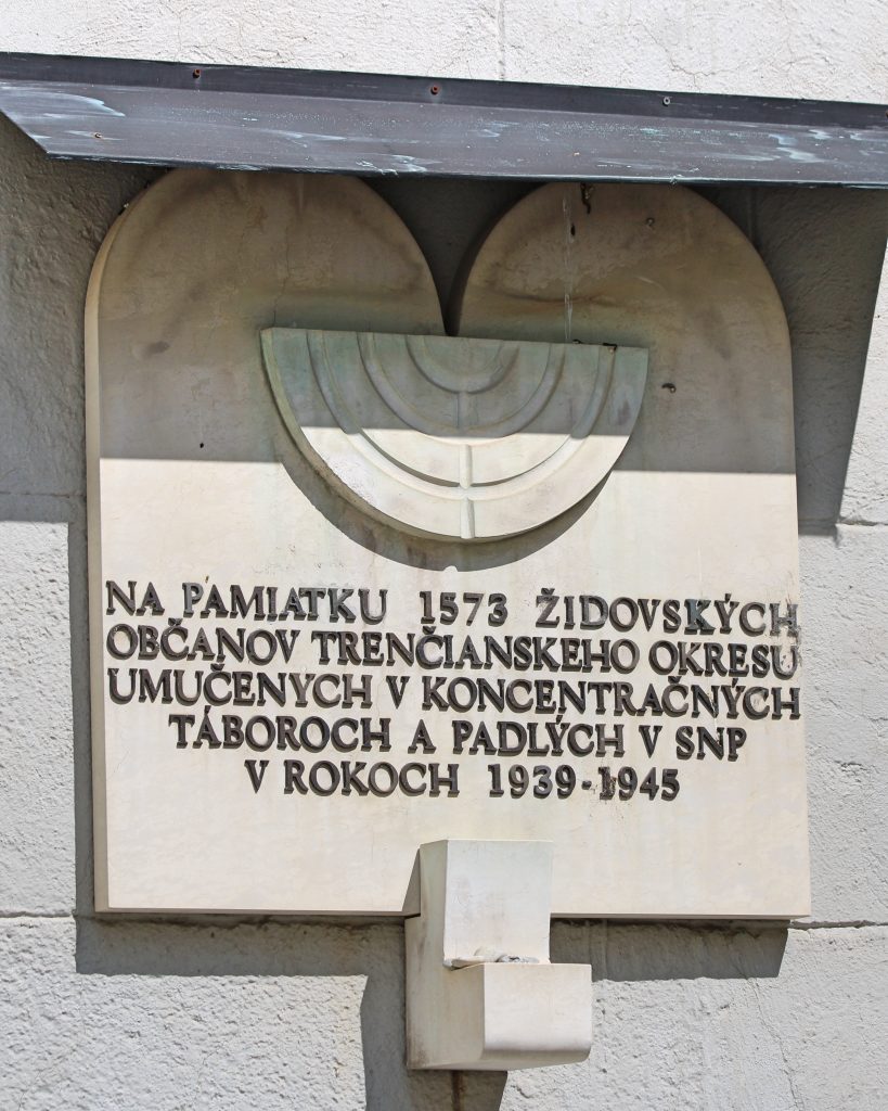 Synagoge, Gedenktafel an die 1.573 Juden des Bezirks Trenčín, die infolge der Shoah bzw. als Kämpfer des Slowakischen Nationalaufstands von 1944 ums Leben gekommen sind.