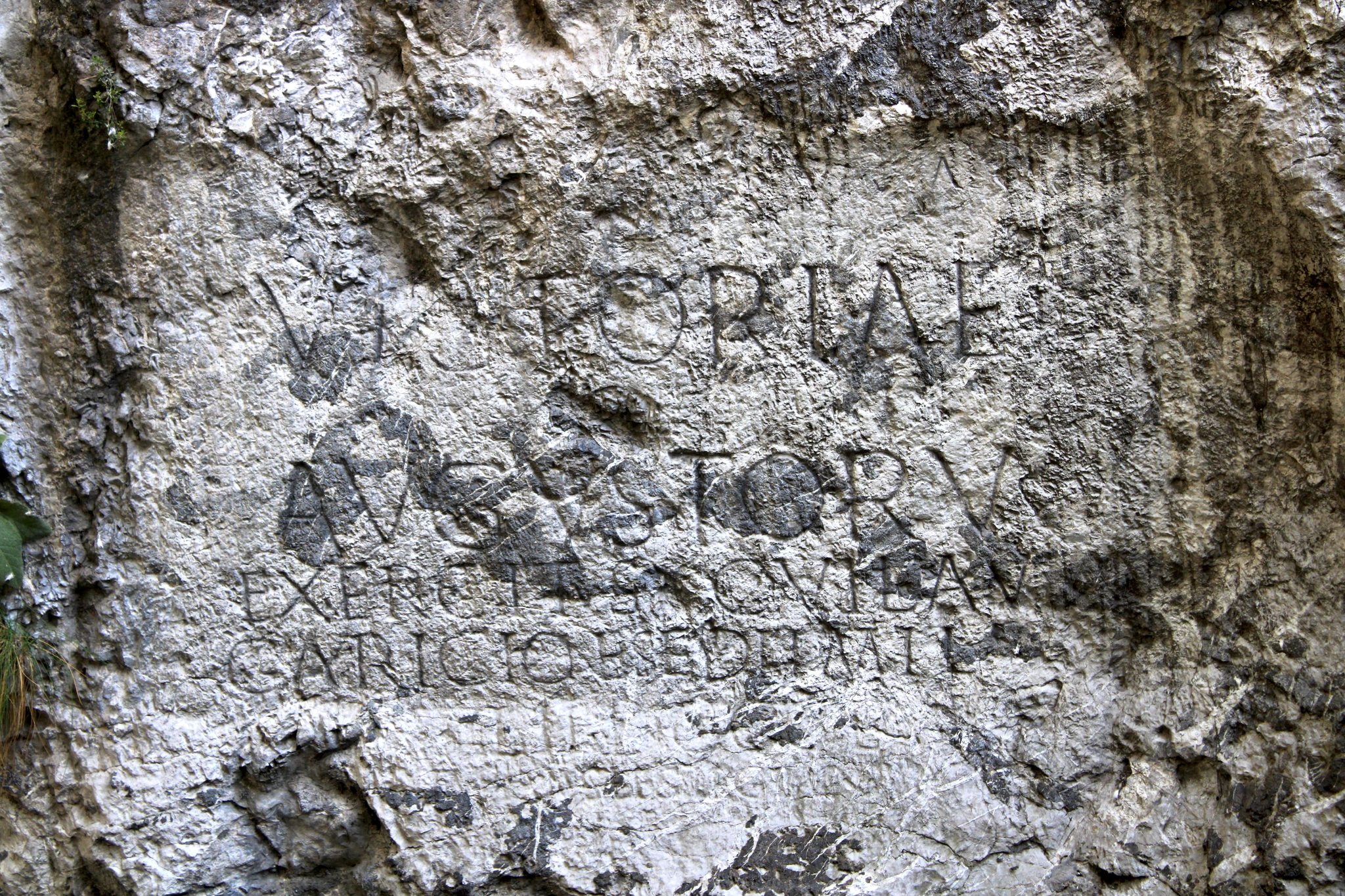 Hotel Elizabeth, römische Inschrift aus dem Jahr 179 n. Chr., zur Erinnerung an die Siege der II. Legion über die Markomannen.