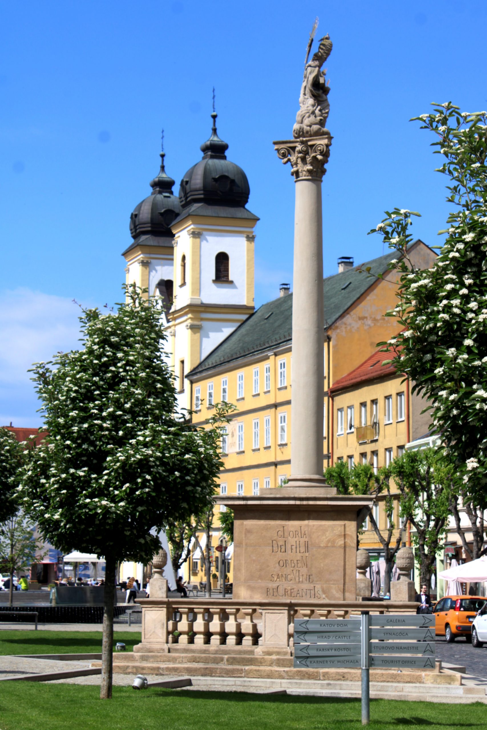 Friedensplatz (Mierové námestie) mit Pestsäule und den Doppeltürmen der Piaristenkirche.