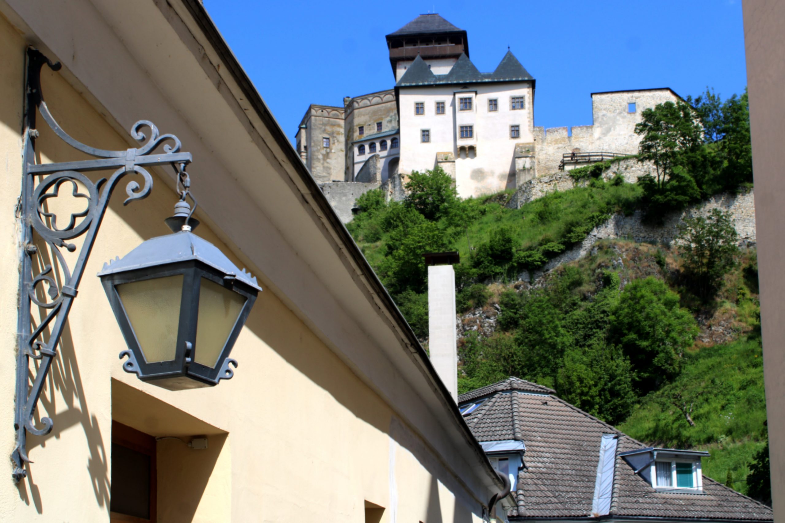 Blick von der Pfarrkirche zur Burg.