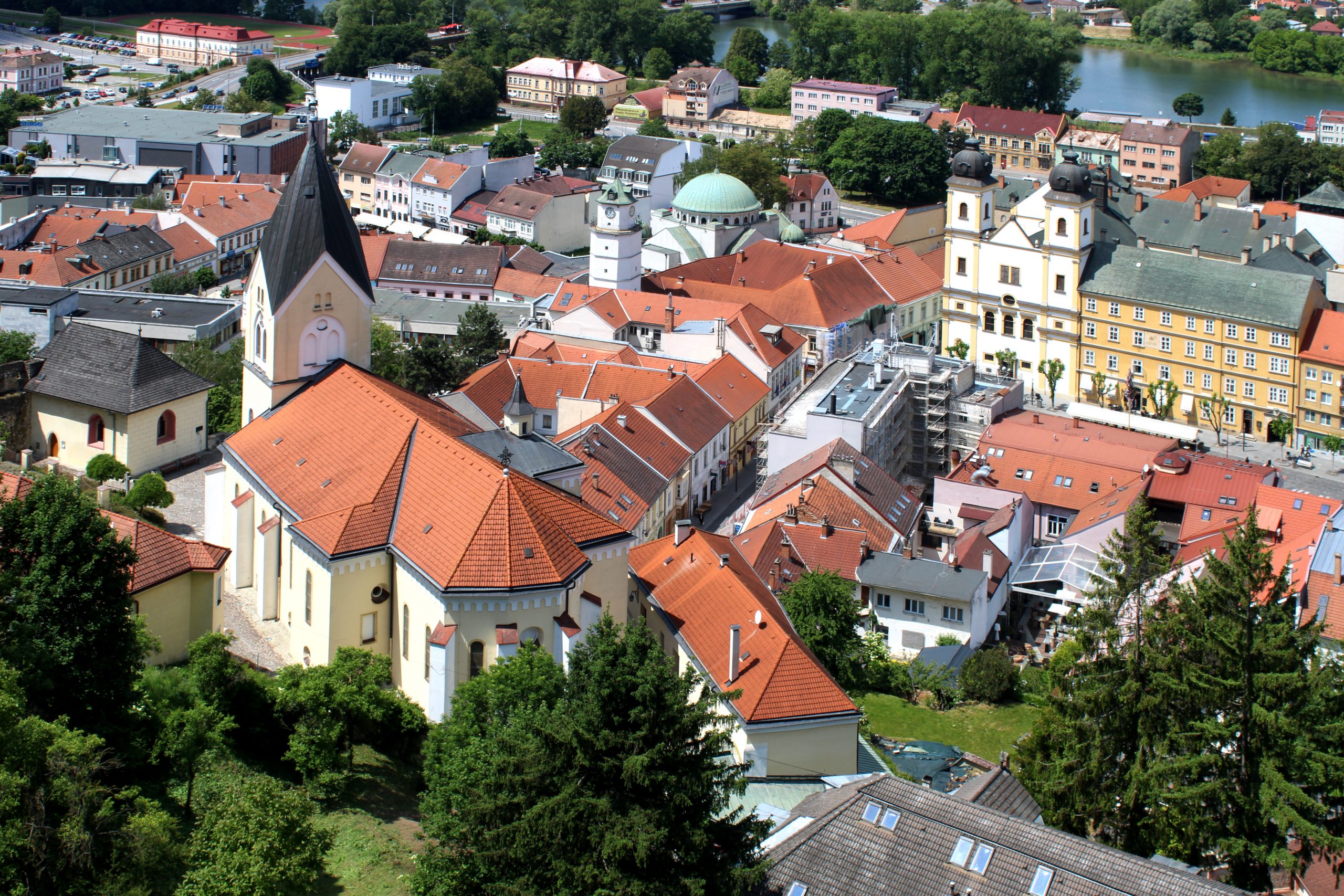 Blick von der Burg (Trenčiansky hrad) zur Pfarrkirche, zum Stadtturm, zur Synagoge und zur Piaristenkirche.
