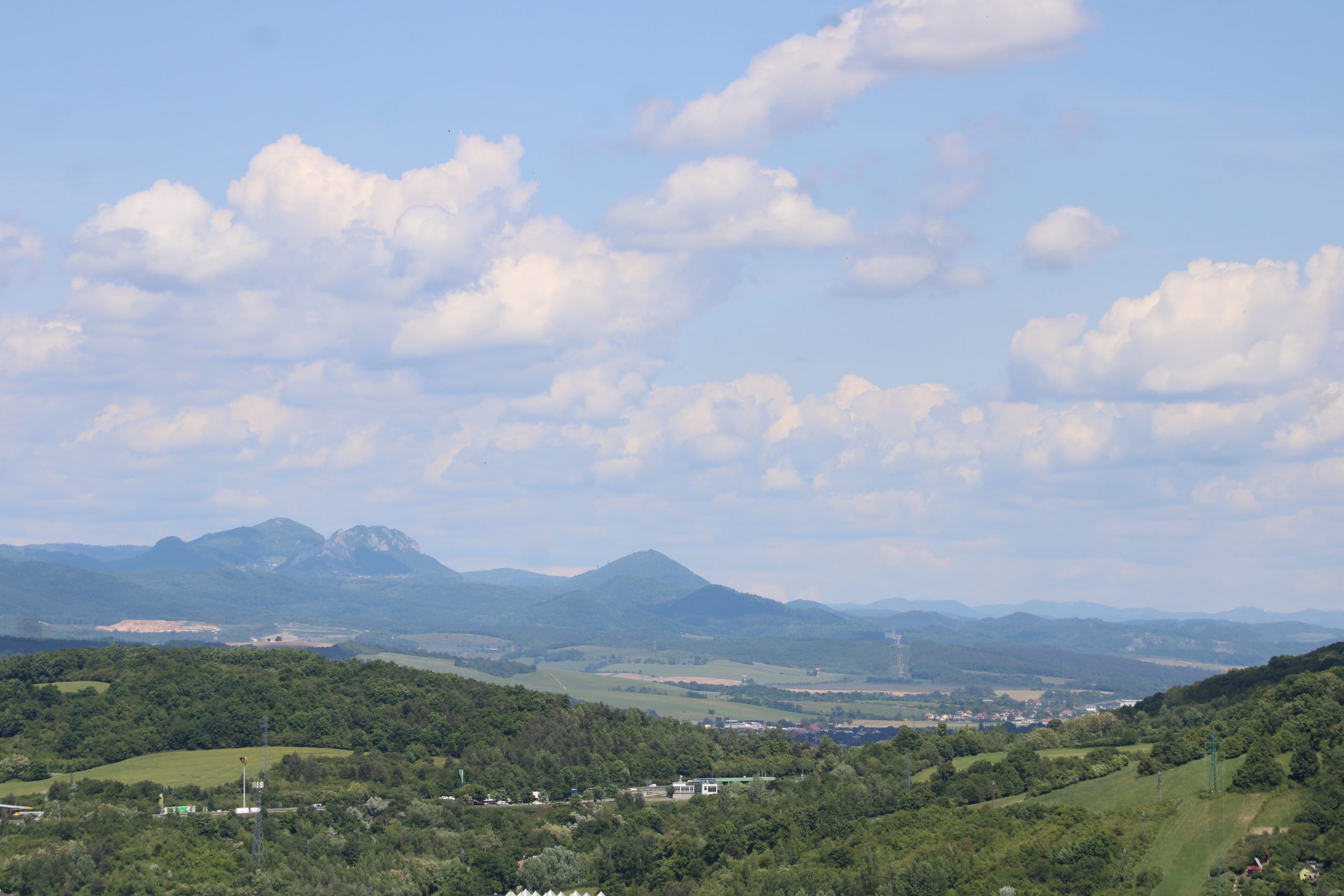 Blick von der Burg zum slowakisch-tschechischen Grenzgebirge.