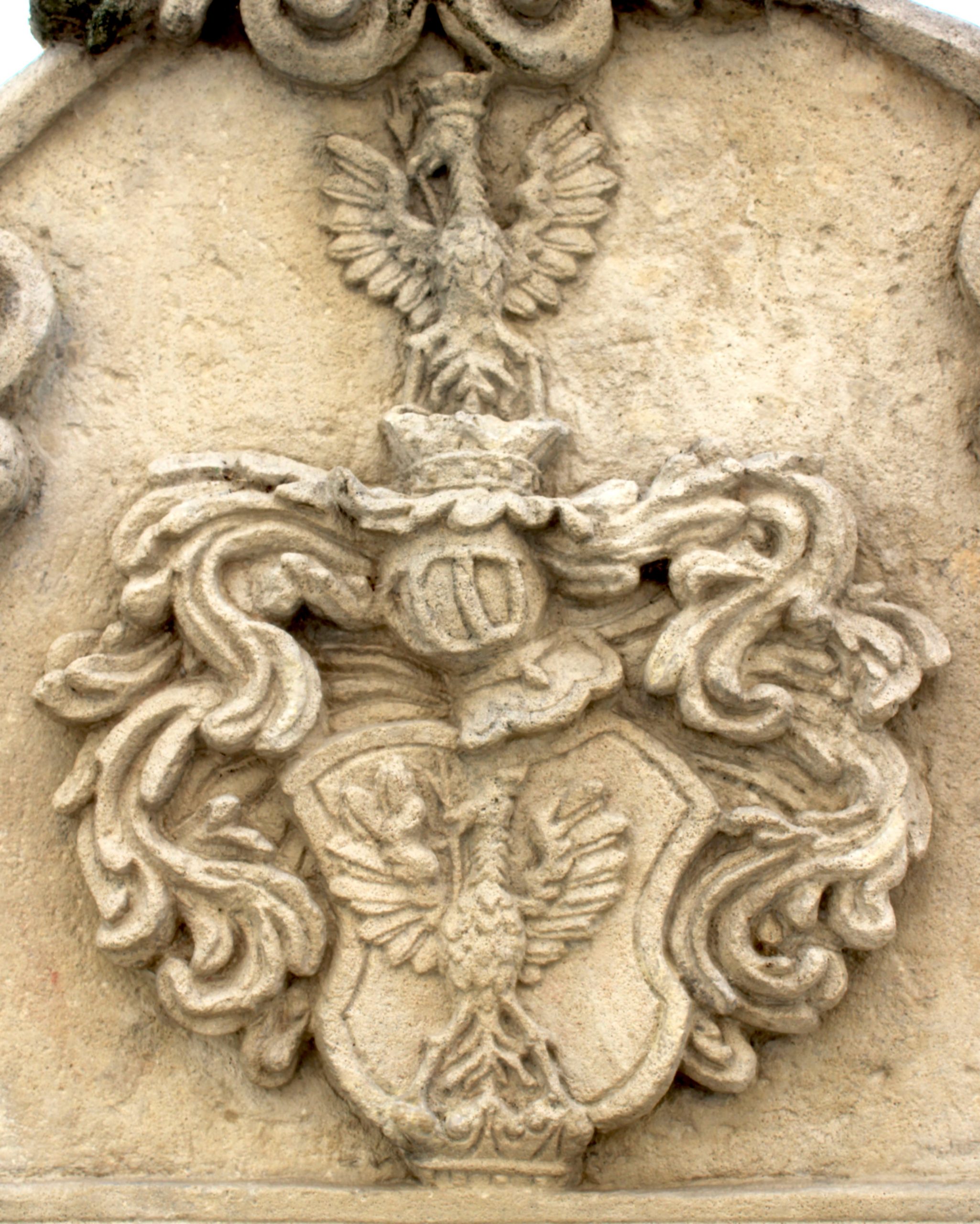 Pestäule (Morový stĺp), errichtet zur Erinnerung an die Pestopfer von 1710, Wappen des Stifters Miklós Illyésházy.