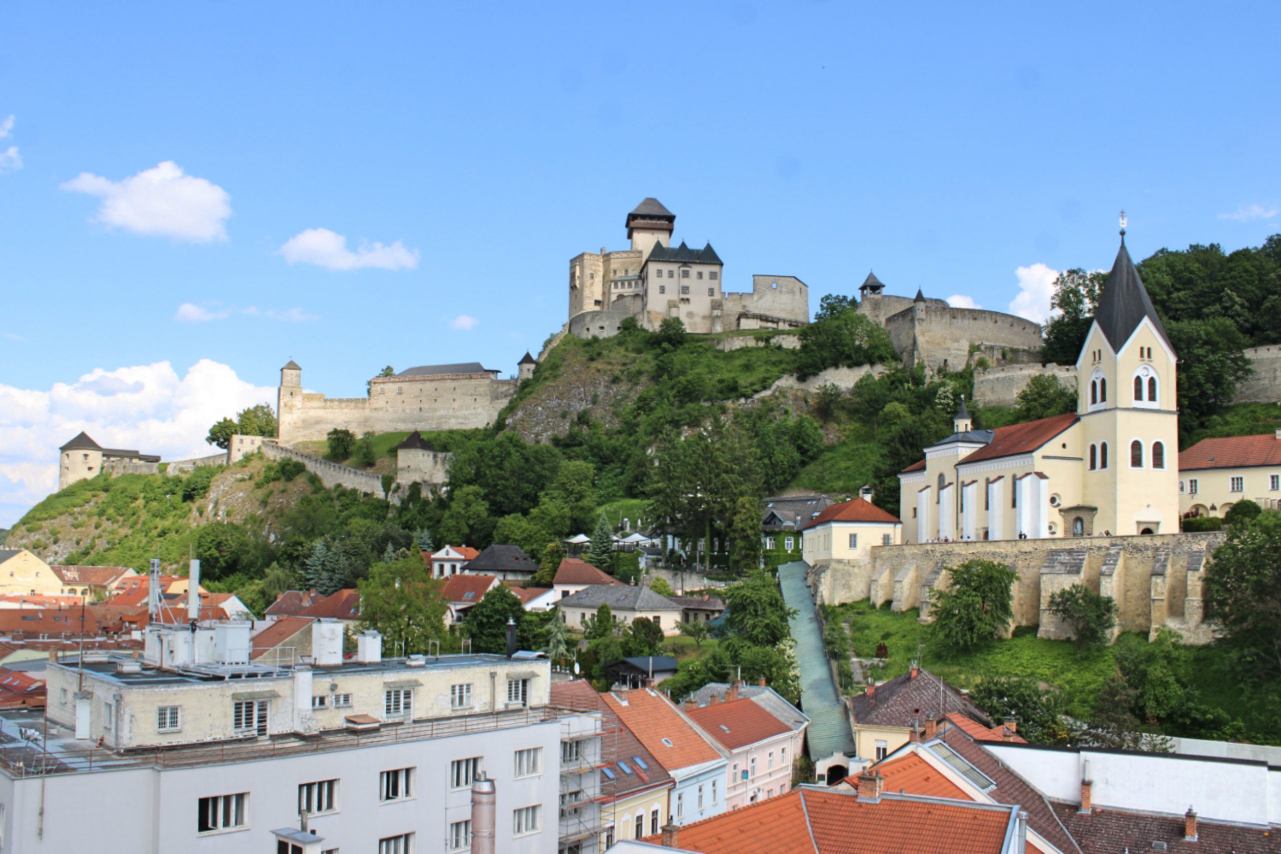 Burg und Pfarrkirche, vom Stadtturm aus gesehen.
