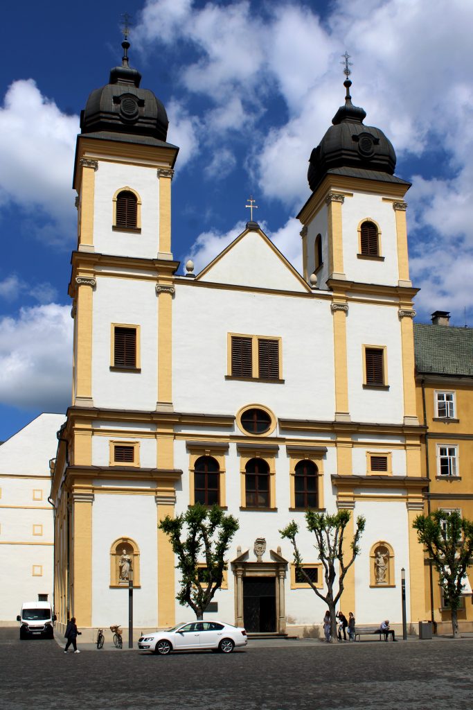 Piaristenkirche St. Franz Xaver (Piaristický kostol sv. Františka Xaverského), ehemalige Jesuitenkirche, erbaut zwischen 1657 und 1712, Doppelturmfassade.